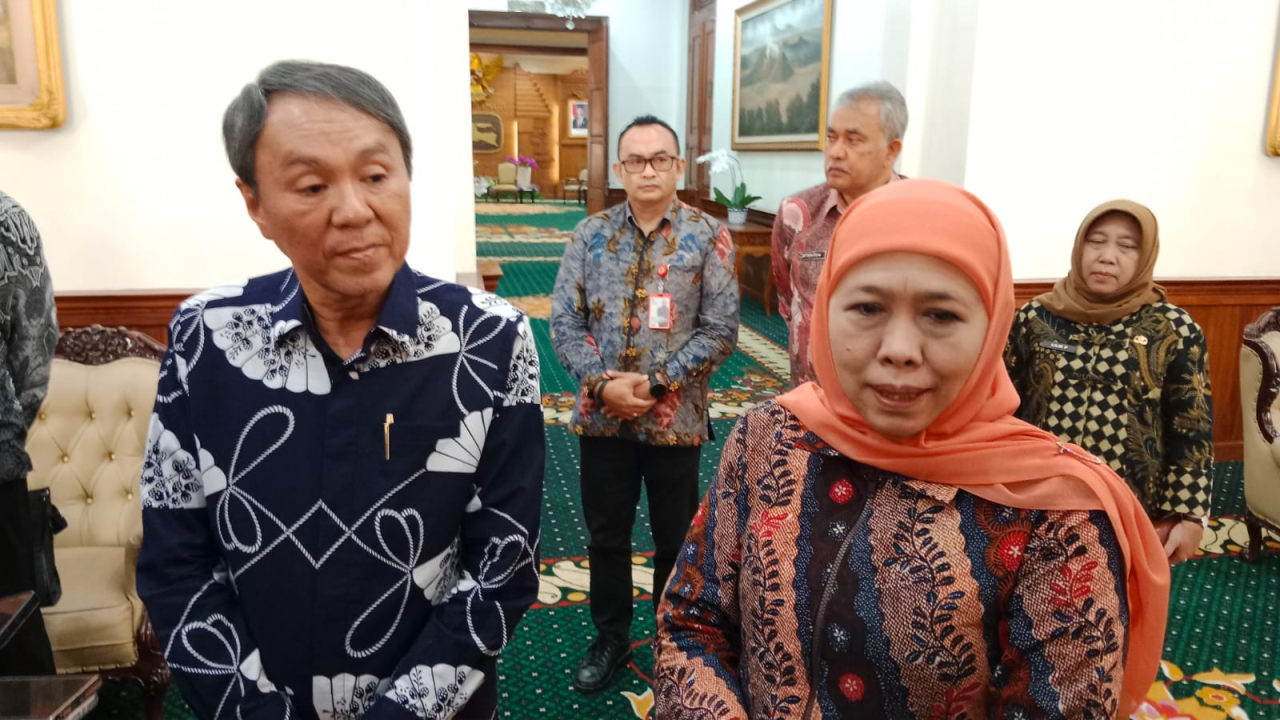 Gubernur Jawa Timur Khofifah Indar Parawansa bersama Konsul Jenderal Jepang di Surabaya, Takonai Susumu saat memberikan keterangan pers usai pertemuan di Gedung Negara Grahadi, Surabaya, Senin (28/7).