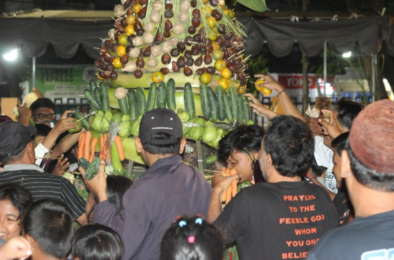 Ratusan warga RW 07 Kelurahan Simomulyo, Kecamatan Sukomanunggal, Surabaya, pada Sedekah Bumi 2025 Kamis malam, 17 Juli 2025