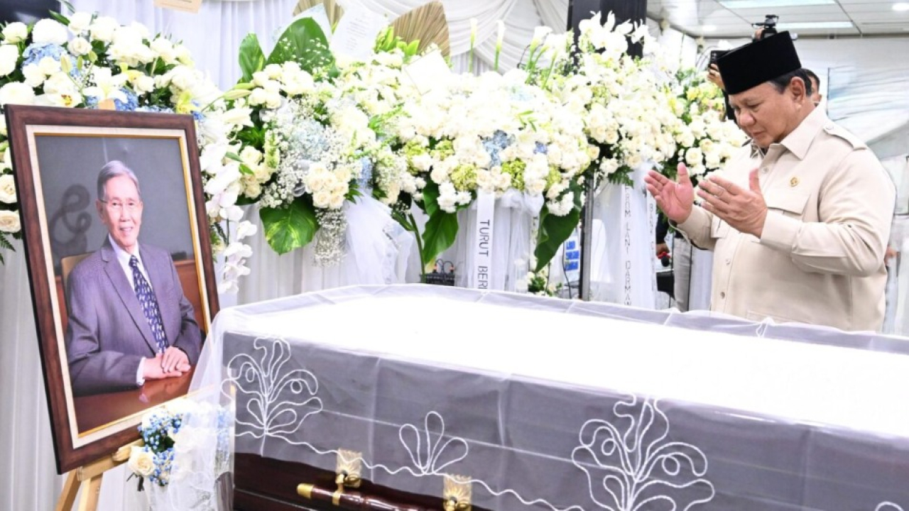 Presiden Prabowo Subianto melayat mendiang Kwik Kian Gie di Rumah Duka Sentosa, RSPAD Gatot Soebroto, Jakarta, pada Rabu, 30 Juli 2025. Foto: BPMI Setpres/Cahyo