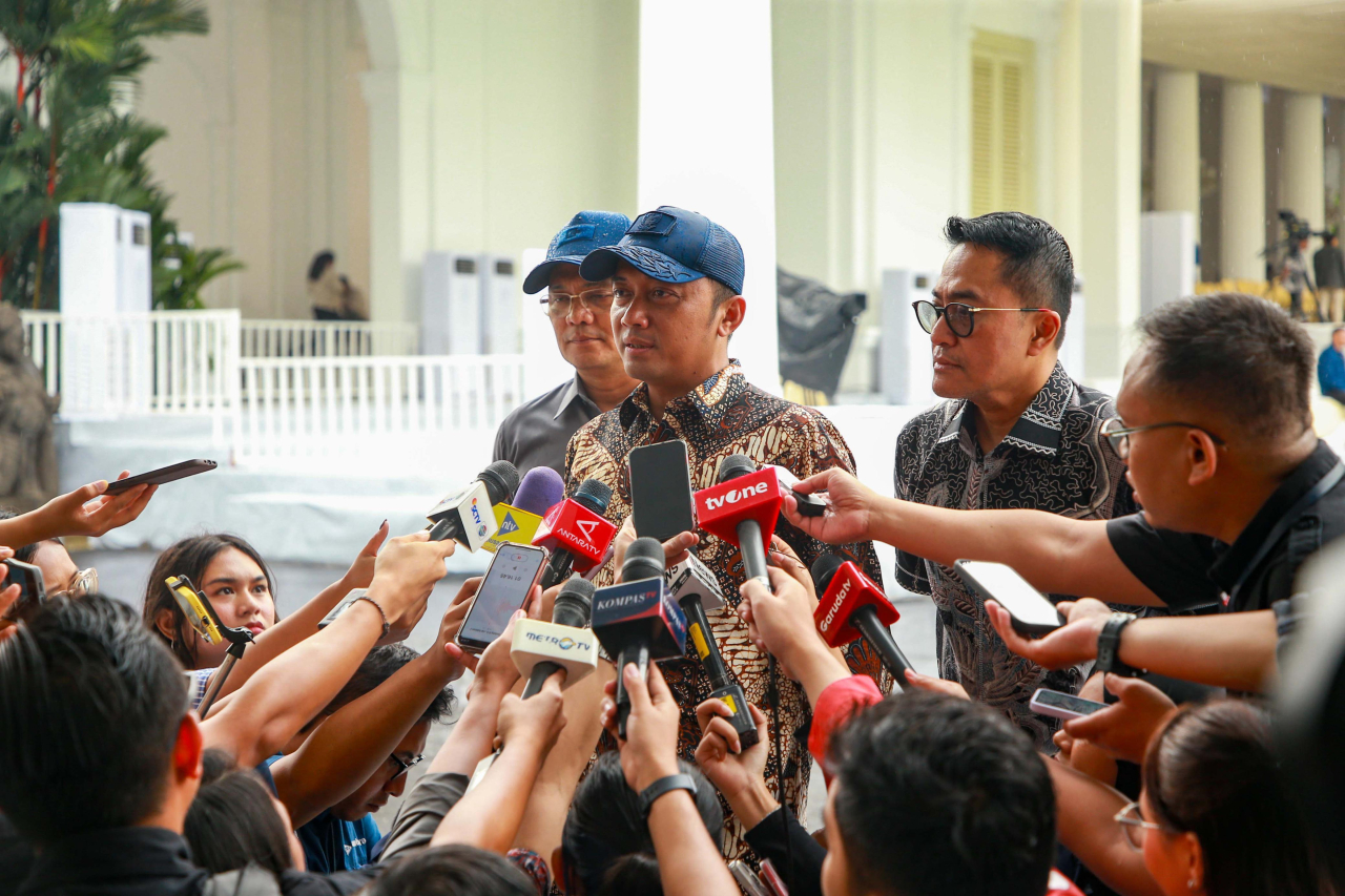 Menteri Sekretaris Negara Prasetyo Hadi memberikan keterangan pers di halaman Istana Merdeka, Jakarta, Selasa (12/8/2025).