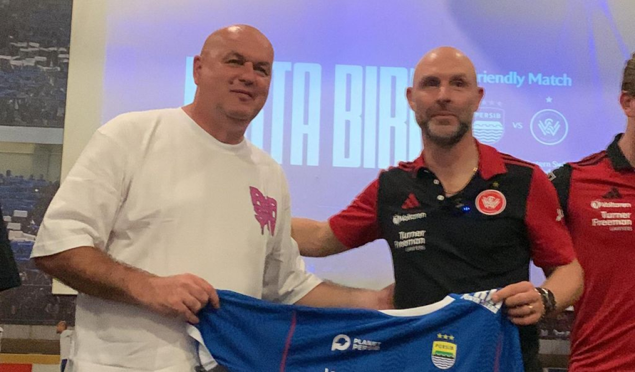 Pelatih PERSIB, Bojan Hodak dan asisten pelatih Western Sydney Wanderers, Nahuel Arrarte berfoto bersama di Graha PERSIB, Kamis, 31 Juli 2025. (PERSIB.co.id/M. Jatnika Sadili)