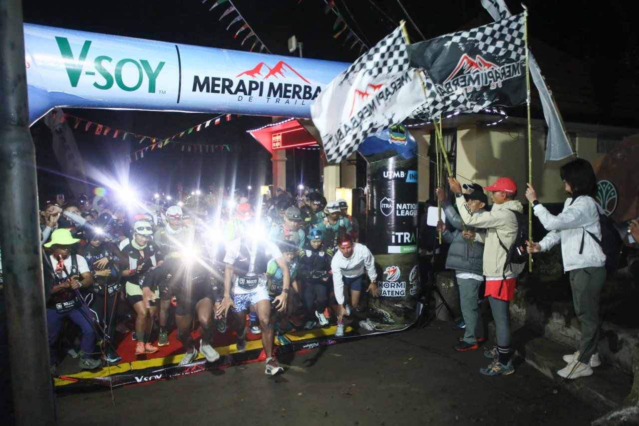 Sekitar 700 pelari dari berbagai penjuru dunia bersiap menantang rimba, bebatuan, dan tanjakan curam dalam gelaran Merapi Merbabu de Trail 2025,