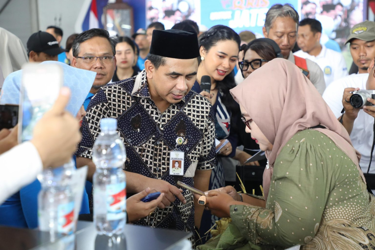 Gus Yasin saat meresmikan program Digitalisasi Ekonomi PT BPR BKK di halaman Kantor Gubernur Jateng, Jumat (8/8/2025)
