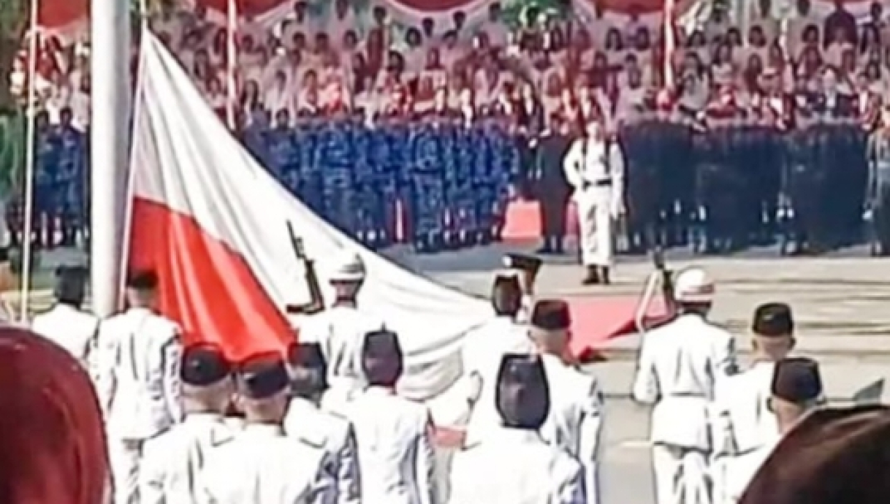 Tangkapan Layar Upacara HUT RI ke-80 di Balai Kota Surabaya Diwarnai Insiden Bendera Terbalik
