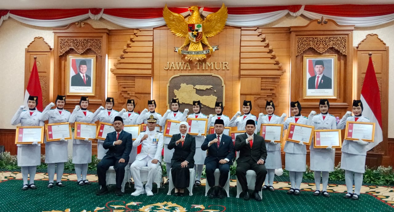Gubernur Jawa Timur Khofifah Indar Parawansa secara resmi membubarkan Paskibraka Jawa Timur usai bertugas dalam rangkaian peringatan HUT ke-80 Kemerdekaan Republik Indonesia