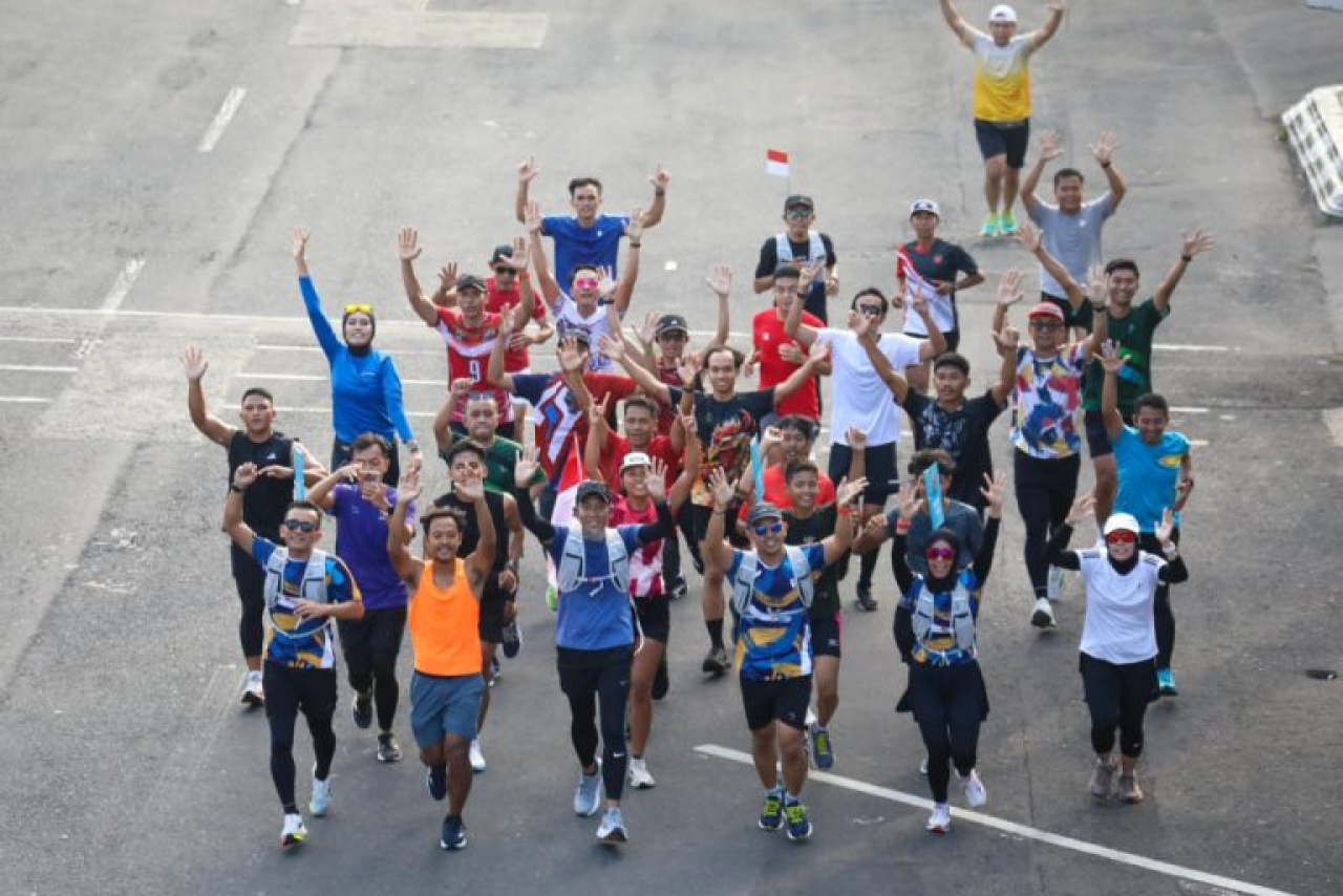 Ratusan aparatur sipil negara dan pegawai Pemerintah Provinsi Jawa Tengah, memeriahkan Jateng Fun Run 8K di Kota Semarang, Senin (18/8/2025)