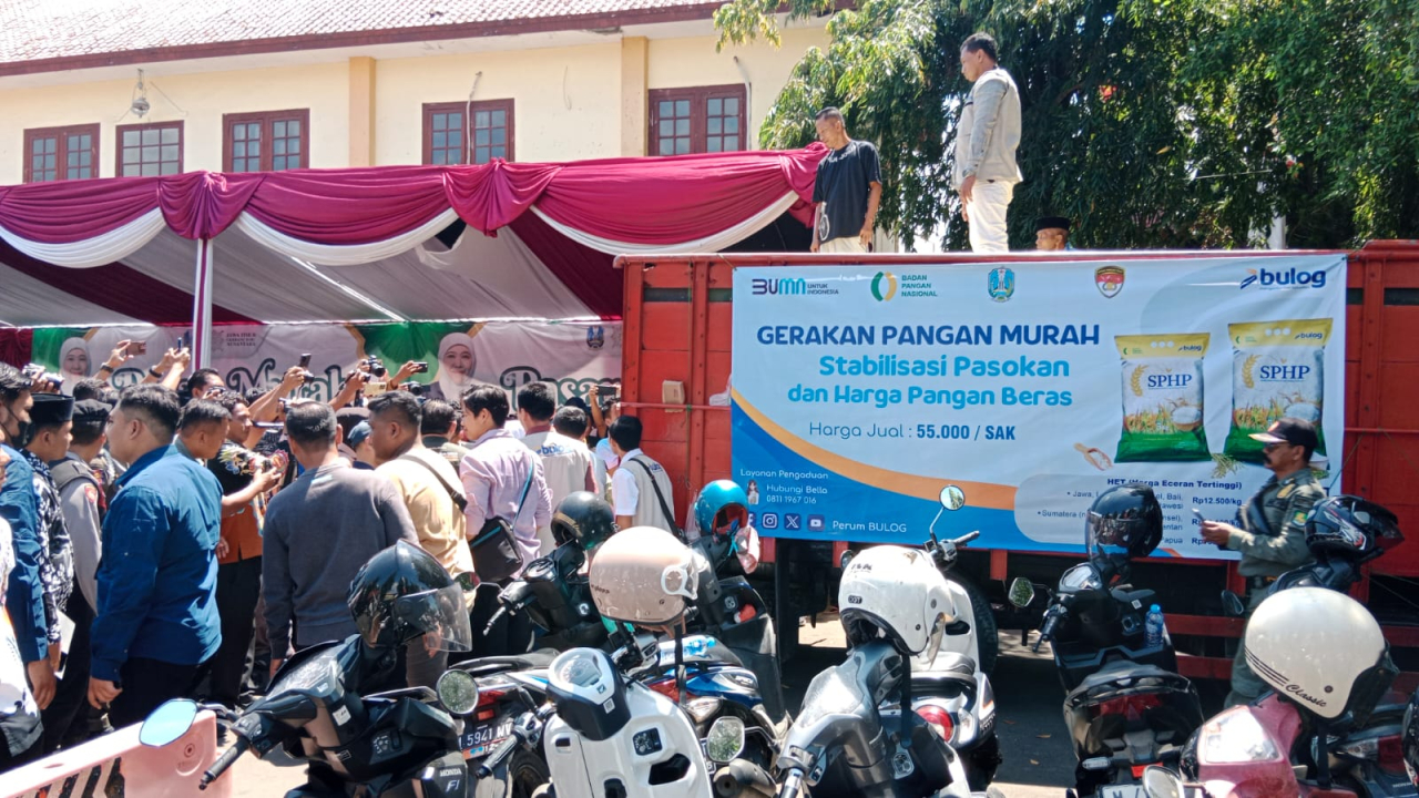 Khofifah Tinjau Pasar Murah di Sumenep, Tekankan Stabilitas Harga dan Penanganan KLB Campak