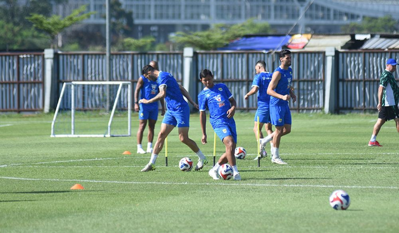 Para pemain PERSIB berlatih di Lapangan Pendamping Stadion Gelora Bandung Lautan Api, Rabu, 27 Agustus 2025. (PERSIB.co.id/Sutanto Nurhadi Permana)