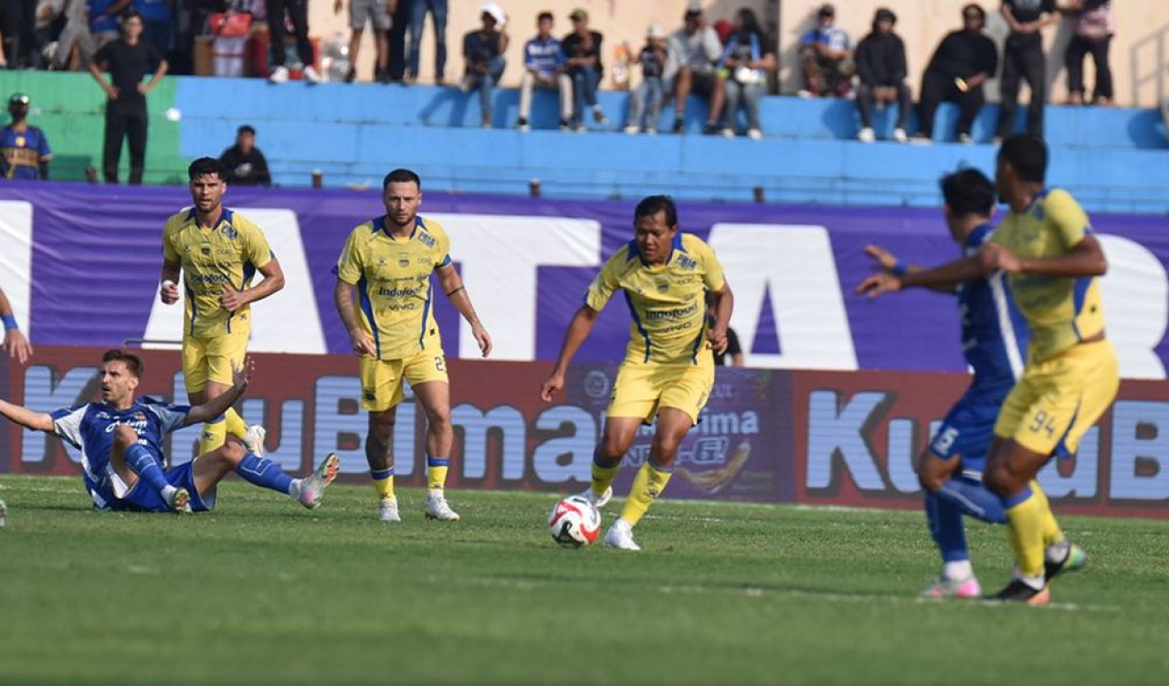 Gelandang PERSIB, Adam Alis Setyano berupaya menguasai bola pada pertandingan pekan ketiga Super League 2025/26 melawan PSIM Yogyakarta di Stadion Sultan Agung Bantul, Minggu, 24 Agustus 2025. (PERSIB.co.id/Sutanto Nurhadi Permana)