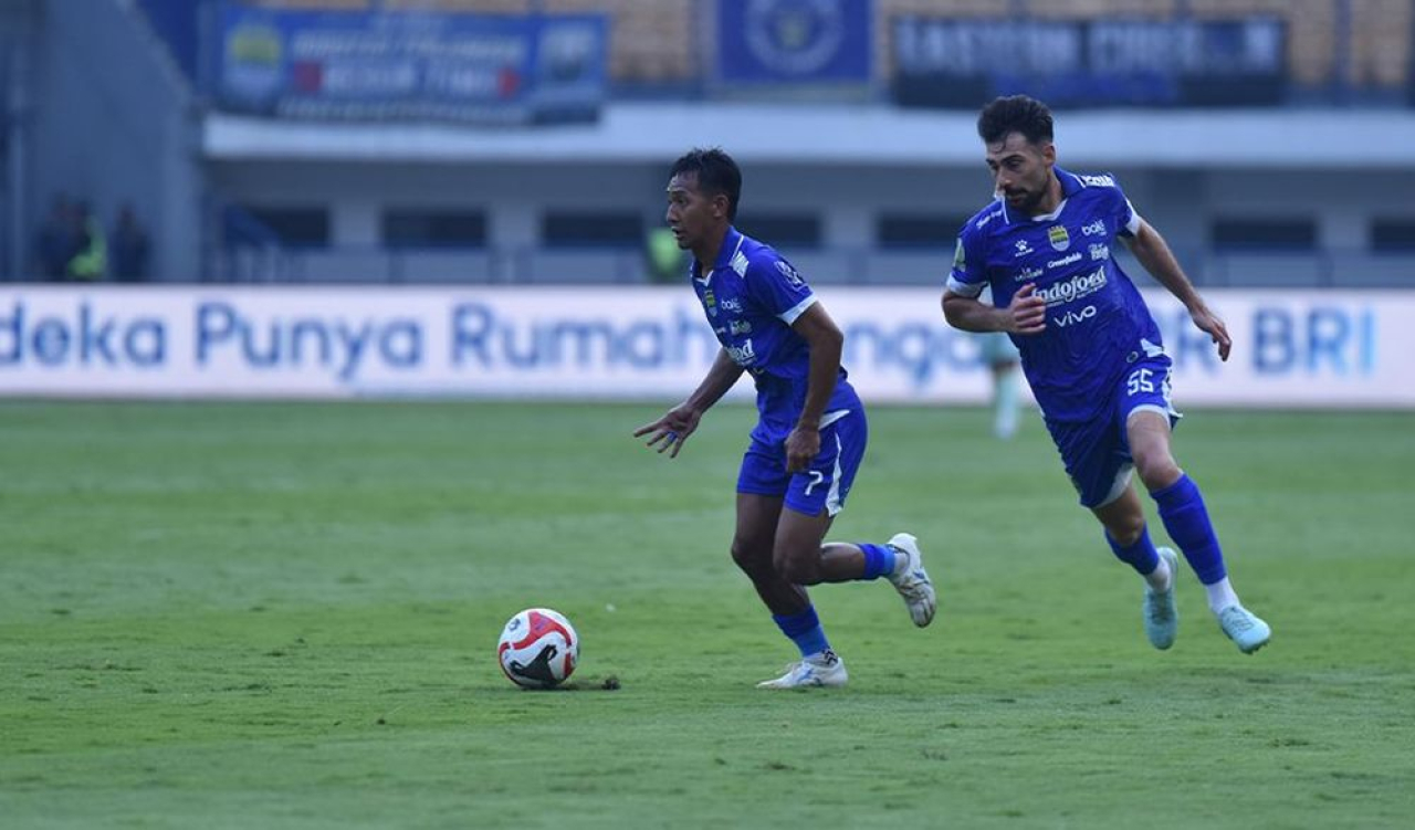 Gelandang PERSIB, Beckham Putra Nugraha dan Frans Putros berkolaborasi apik pada pertandingan pekan pertama Super League 2025/26 melawan Semen Padang di Stadion Gelora Bandung Lautan Api, Sabtu, 9 Agustus 2025. (PERSIB.co.id/Barly Isham)
