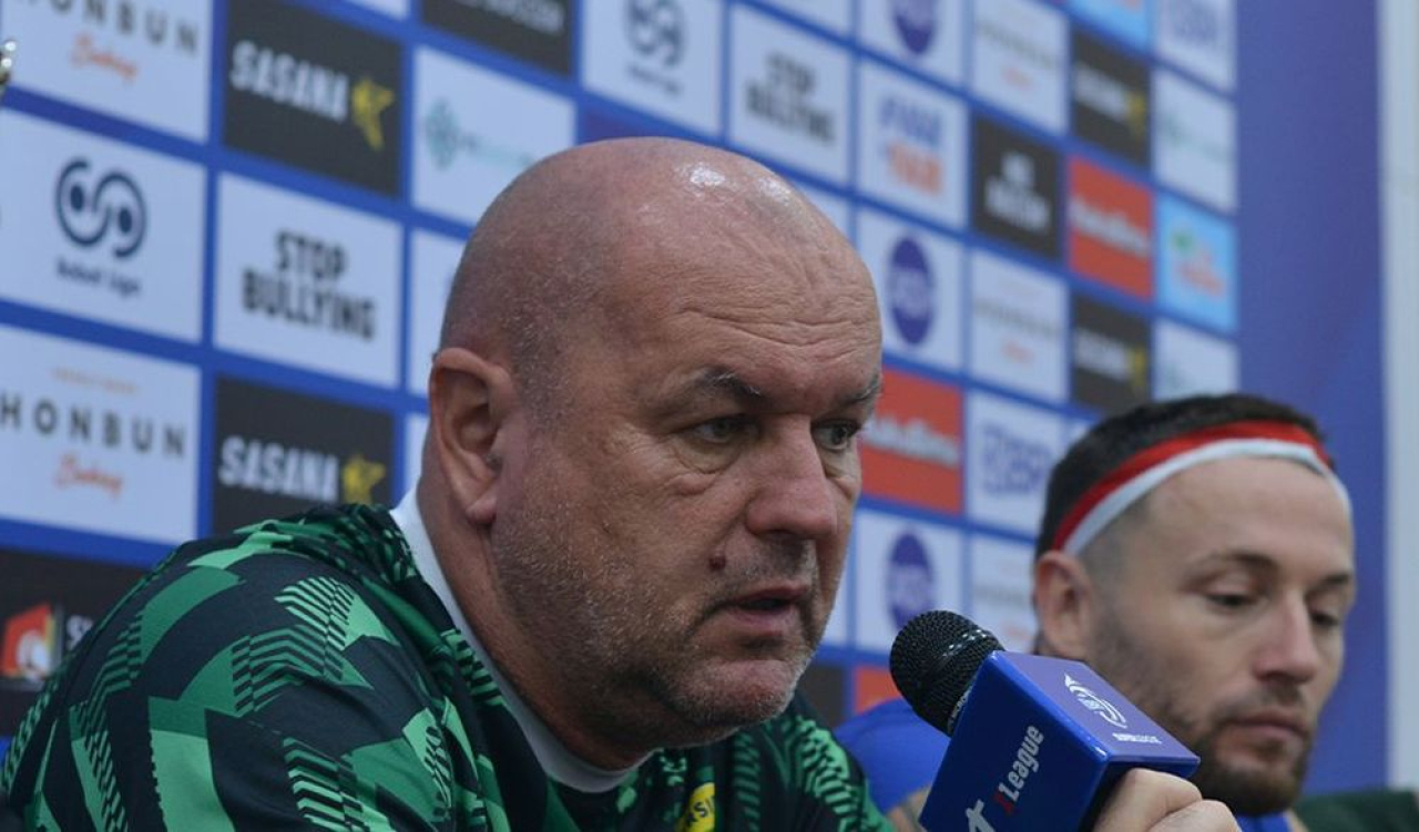 Pelatih PERSIB, Bojan Hodak memberikan keterangan pers menjelang pertandingan pekan kedua Super League 2025/26 melawan Persijap di Stadion Gelora Bumi Kartini Jepara, Minggu, 17 Agustus 2025. (PERSIB.co.id/Barly Isham)   persib vs persijap