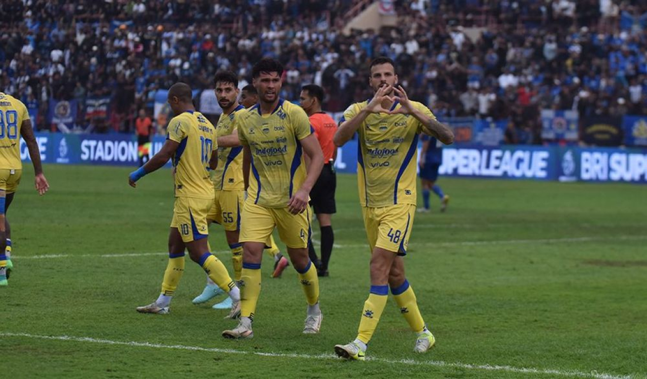 Dua bek tengah PERSIB, Patricio Matricardi dan Julio Cesar merayakan gol ke gawang PSIM Yogyakarta pada pertandingan pekan ketiga Super League 2025/26 di Stadion Sultan Agung Bantul, Minggu, 24 Agustus 2025. (PERSIB.co.id/Sutanto Nurhadi Permana)