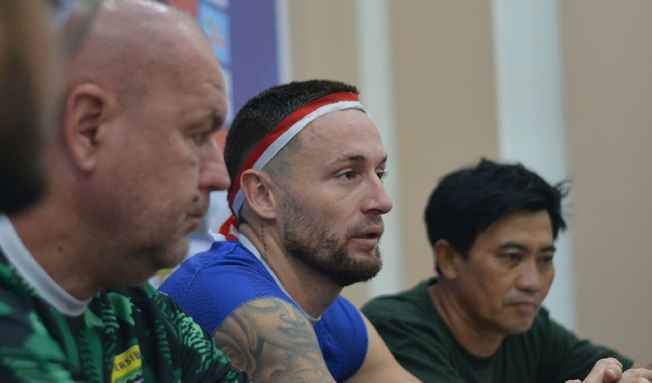 Kapten PERSIB, Marc Klok memberikan keterangan pers menjelang pertandingan pekan kedua Super League 2025/26 melawan Persijap di Stadion Gelora Bumi Kartini Jepara, Minggu, 17 Agustus 2025. (PERSIB.co.id/Barly Isham)