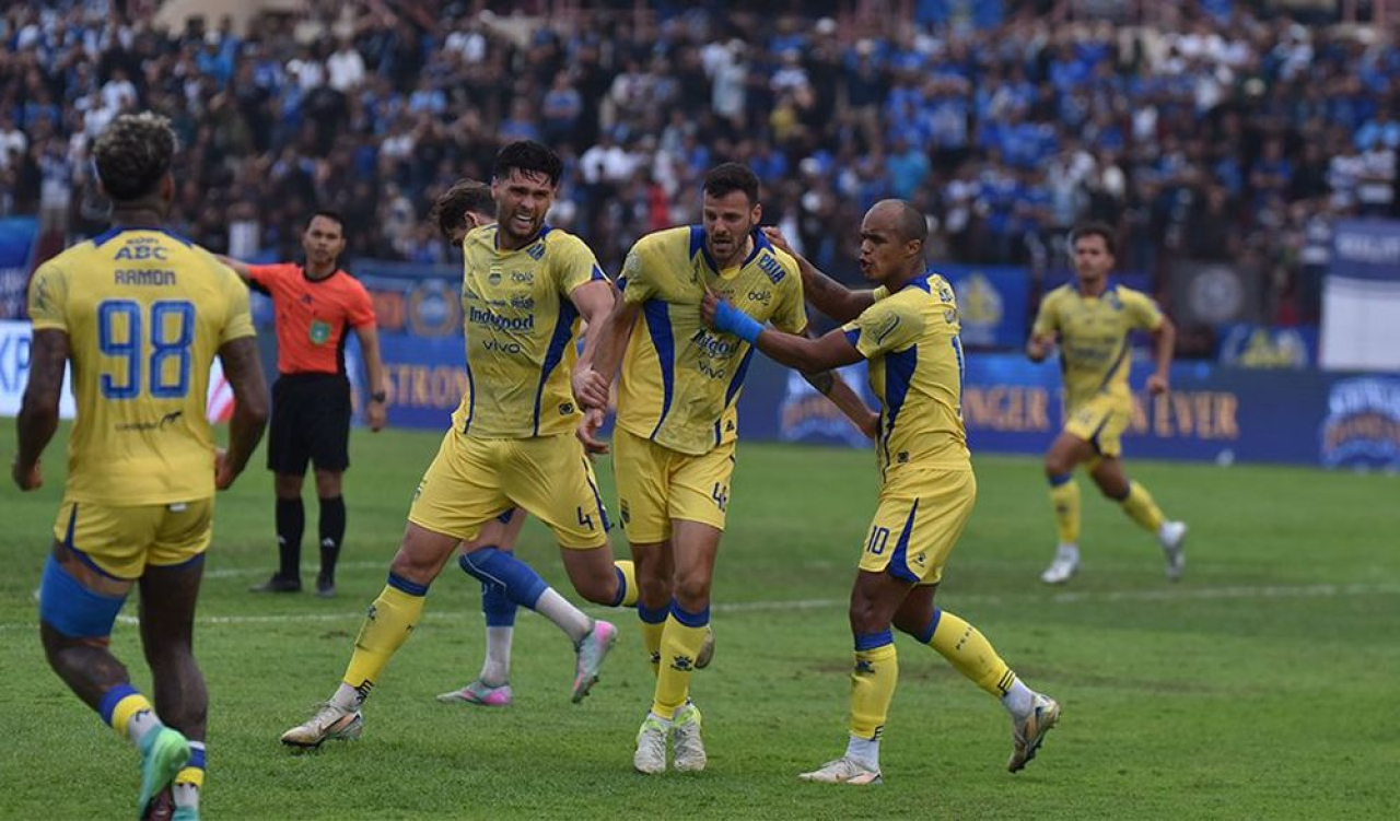 Patricio Matricardi bersama rekan-rekannya merayakan gol ke gawang PSIM Yogyakarta pada pertandingan pekan ketiga Super League 2025/26 di Stadion Sultan Agung Bantul, Minggu, 24 Agustus 2025. (PERSIB.co.id/Sutanto Nurhadi Permana)