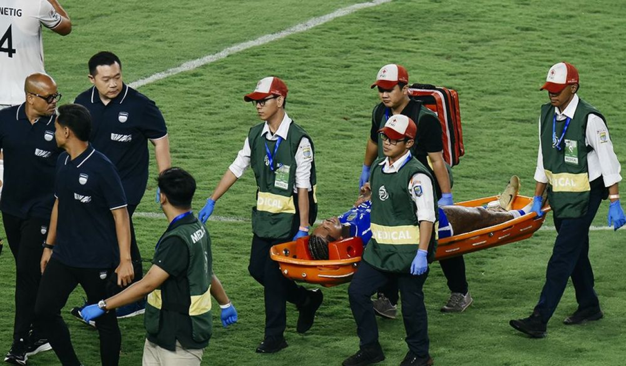 Striker asal Brasil, Ramon "Tanque" De Andrade Souza, harus ditarik keluar lapangan lebih cepat karena mengalami cedera setelah benturan keras dengan pemain lawan pada menit ke-39.