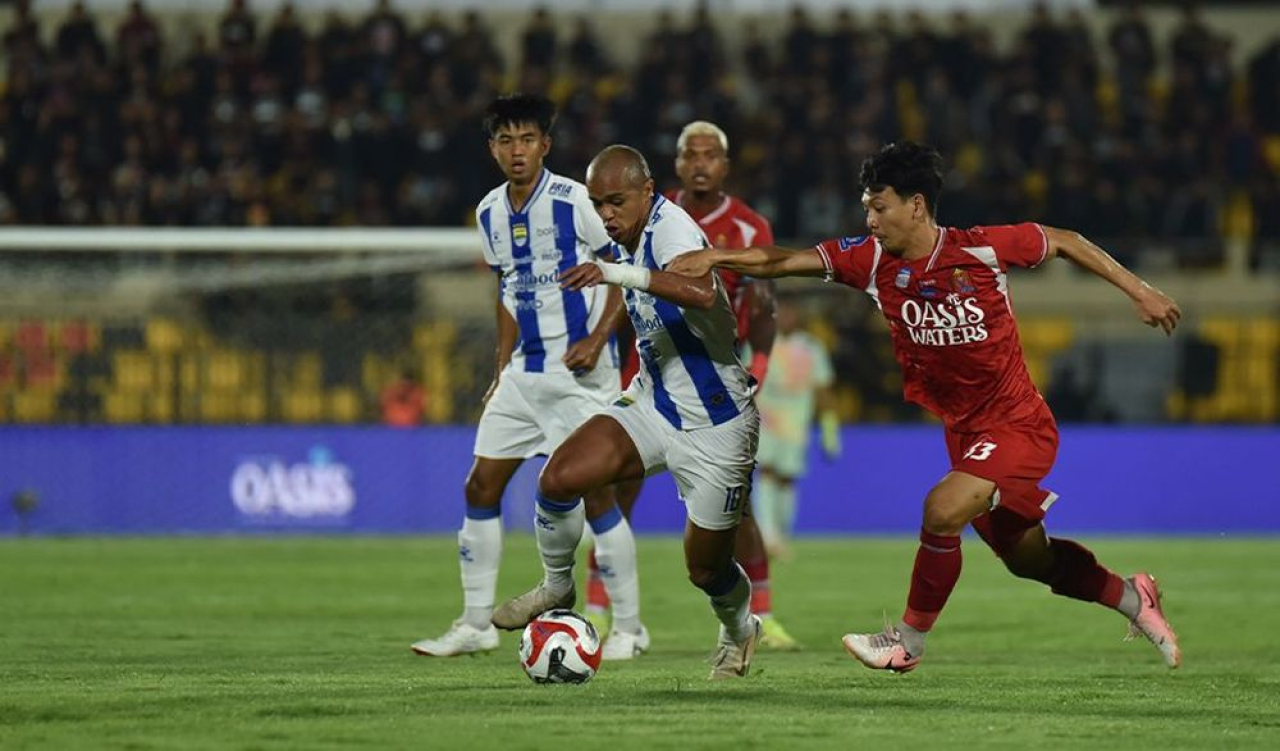 Gelandang serang PERSIB, Wiliam Marcilio berupaya melepaskan diri dari adangan pemain Persijap Jepara pada pertandingan pekan kedua Super League 2025/26 di Stadion Gelora Bumi Kartini, Senin, 18 Agustus 2025. (PERSIB.co.id/Barly Isham)