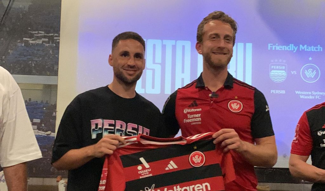 Gelandang PERSIB, Luciano Guaycochea berfoto bersama pemain Western Sydney Wanderers di Graha PERSIB, Kamis, 31 Juli 2025. (PERSIB.co.id/M. Jatnika Sadili)
