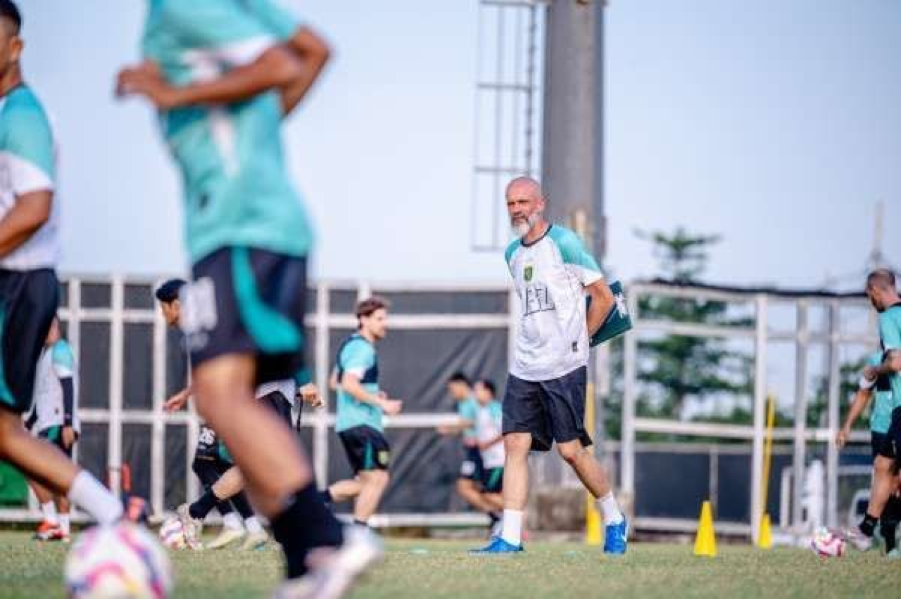Pelatih Kepala Persebaya Eduardo Perez dalam sesi latihan Persebaya (Foto: Media Persebaya)