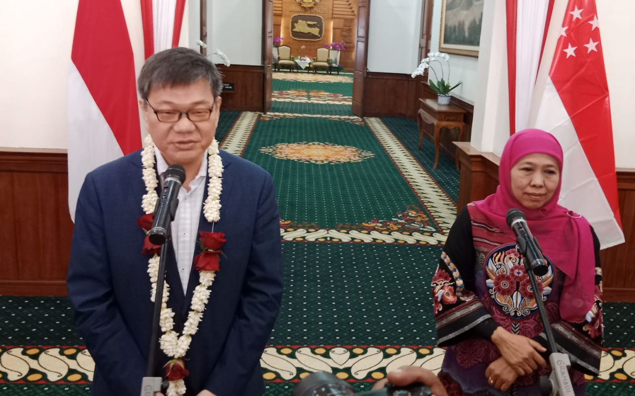 Gubernur Jawa Timur Khofifah Indar Parawansa menerima kunjungan Duta Besar Singapura untuk Indonesia Kwok Fook Seng di Gedung Negara Grahadi, Surabaya, Jumat (1/8/2025).