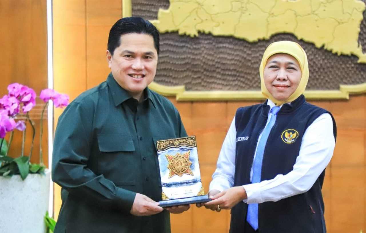 Gubernur Jawa Timur Khofifah Indar Parawansa usai pertemuan bersama Ketua Umum PSSI Erick Thohir di Gedung Negara Grahadi, Sabtu (2/8)