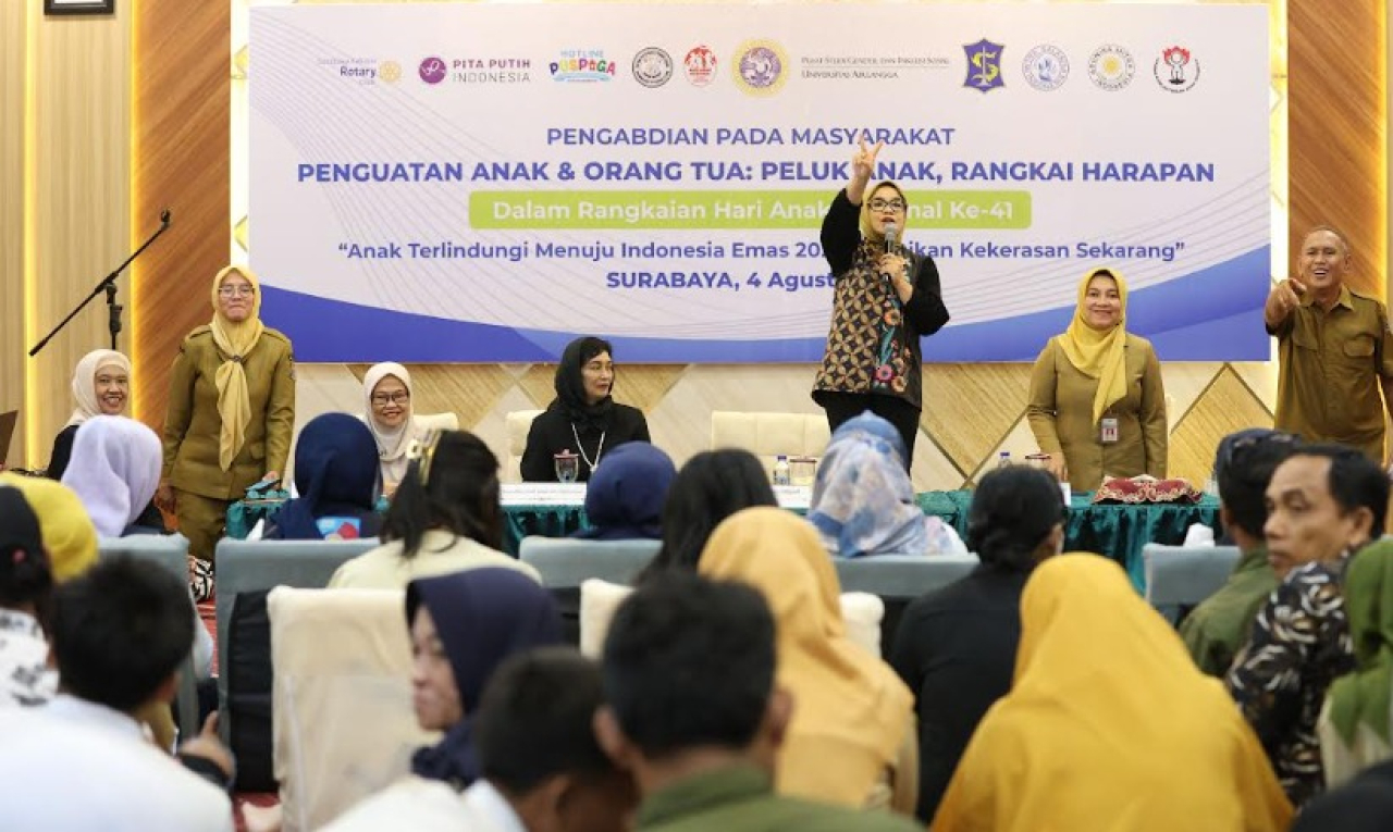 pengabdian masyarakat bertajuk “Penguatan Anak dan Orang Tua: Peluk Anak, Rangkai Harapan,” yang digelar dalam rangka Hari Anak Nasional ke-41 di Auditorium SMA Khadijah, Senin (4/8/2025)