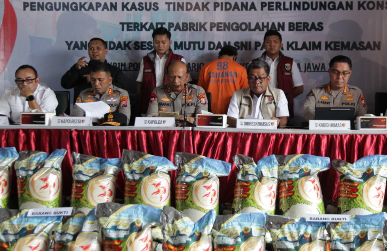 Kapolda Jawa Timur Irjen Pol Nanang Avianto dan Kapolresta Sidoarjo Kombes Christian Tobing saat mengelar konferensi pers beras oplosan