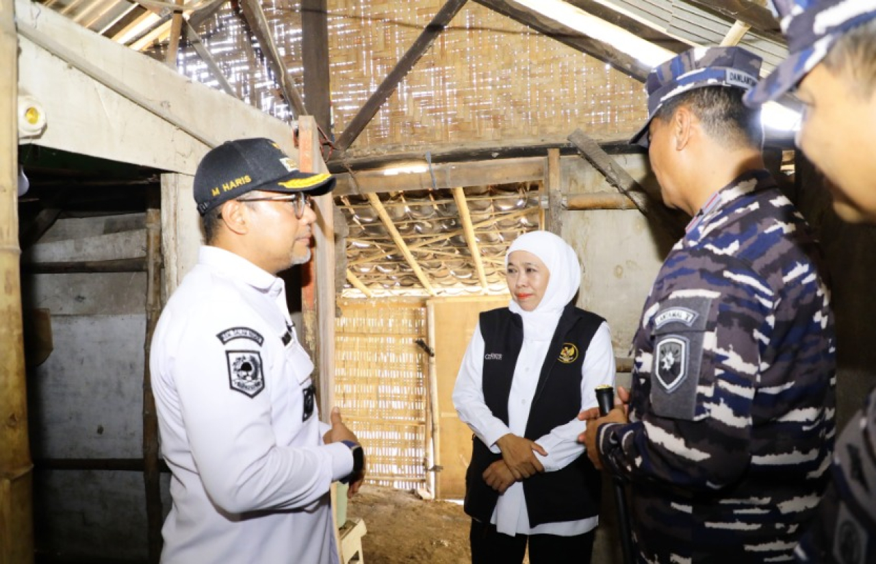 Gubernur Jawa Timur Khofifah Indar Parawansa, dengan didampingi jajaran pejabat tinggi TNI Angkatan Laut dan pemerintah kabupaten, memimpin langsung upacara pembukaan program Bhakti TNI AL Tahun Anggaran 2025