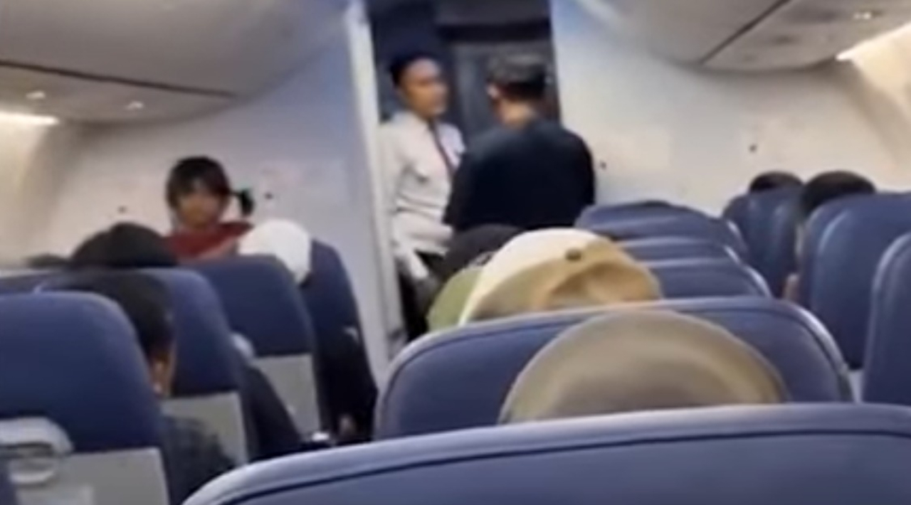 Suasana di dalam pesawat Lion Air JT-308 rute Jakarta-Kualanamu mendadak berubah mencekam pada Sabtu (2/8) sore