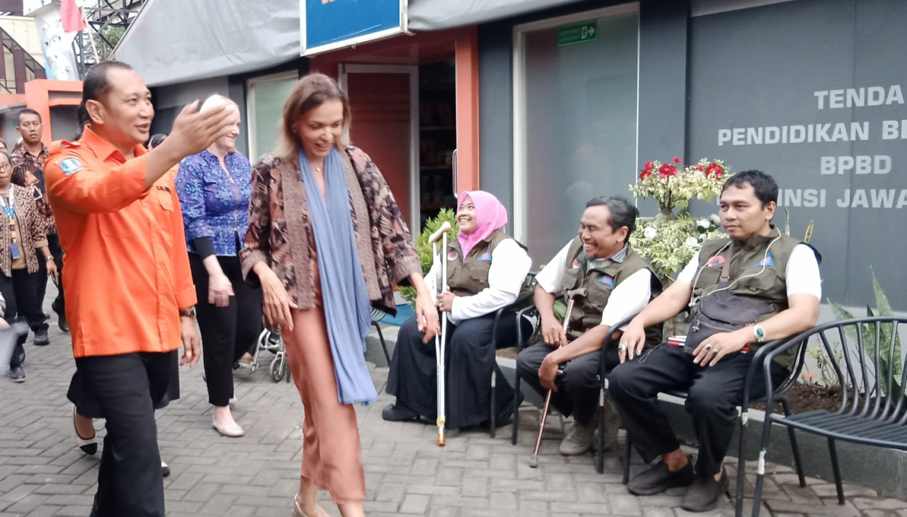 Dr. Anne Aly, Menteri Pembangunan Internasional Australia didampingi Kalaksa BPBD Jawa Timur, Gatot Soebroto saat peninjauan Taman Edukasi Bencana di kantor BPBD Jawa Timur, Waru, Sidoarjo, Selasa (5/8)