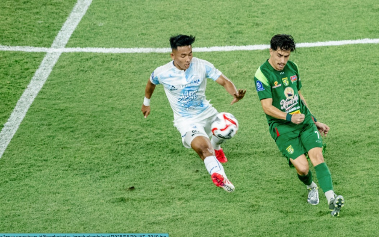 Francisco Rivera mencoba melewati penjagaan pemain PSIM Yogyakarta. (Persebaya)