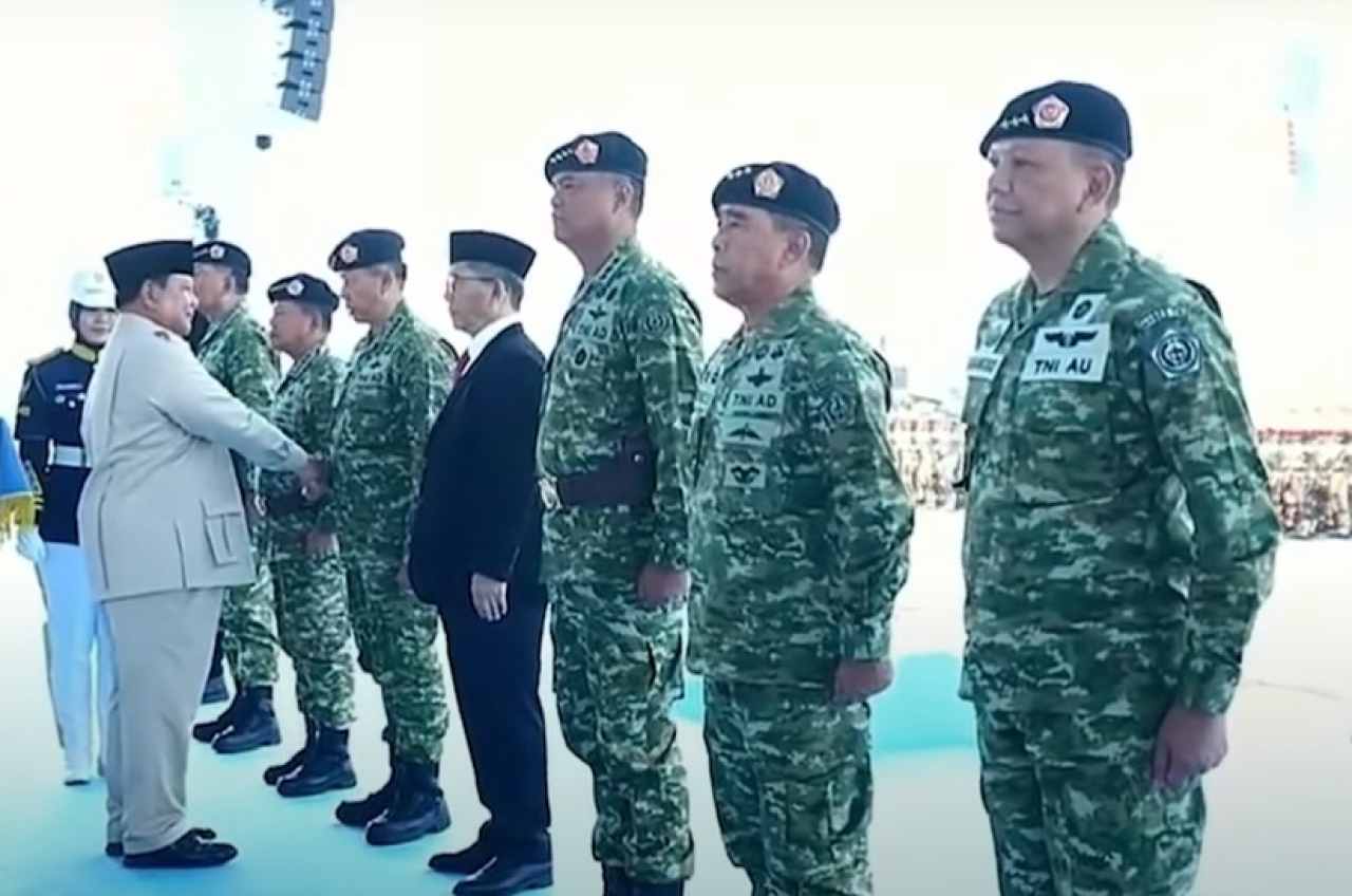 Presiden RI Prabowo Subianto menganugerahkan pangkat Jenderal Kehormatan bintang empat kepada lima tokoh purnawirawan TNI yang dinilai berjasa besar menjaga kedaulatan dan keutuhan Negara Kesatuan Republik Indonesia