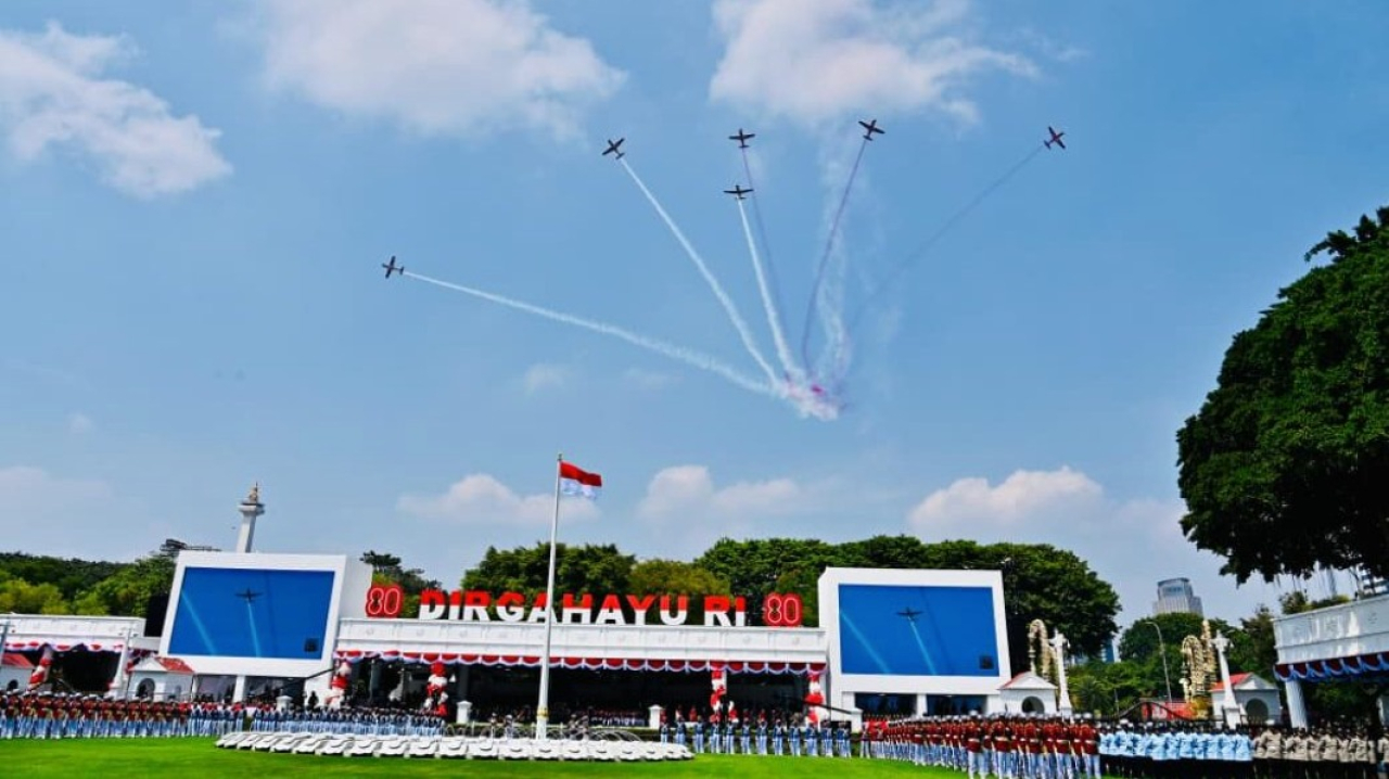 Penampilan demo udara spektakuler dalam rangkaian Upacara Detik-Detik Proklamasi Ke-80 Kemerdekaan Republik Indonesia di Istana Merdeka, Jakarta, pada 17 Agustus 2025. Foto: BPMI Setpres/Laily Rachev