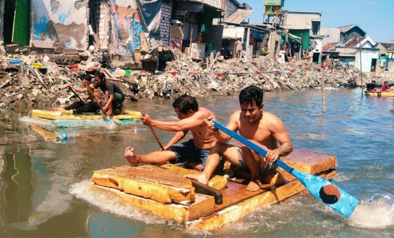 Dengan perahu sederhana, para peserta lomba bersemangat menunjukkan kekompakan dan kebersamaan, membuktikan bahwa sungai yang dulu identik dengan kekumuhan, kini menjadi tempat bagi kegiatan positif