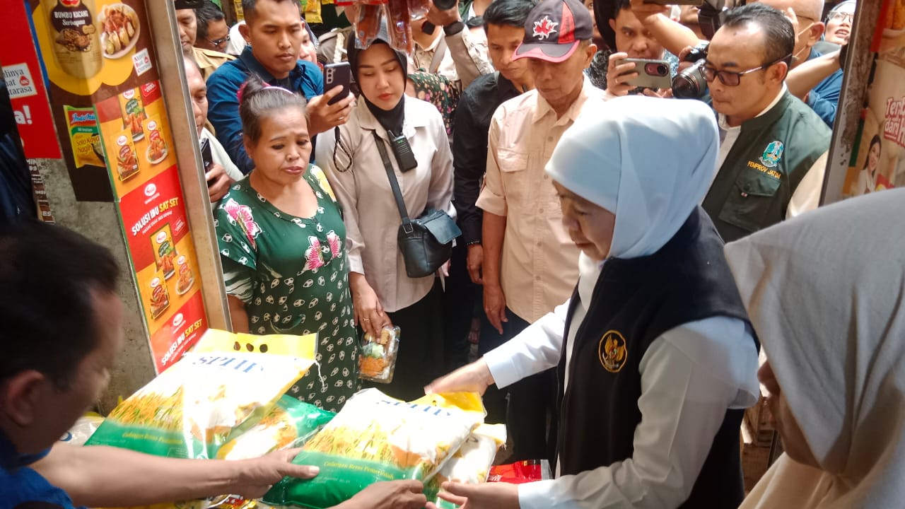 Gubernur Jawa Timur Khofifah Indar Parawansa melakukan pemantauan distribusi beras Stabilisasi Pasokan dan Harga Pangan (SPHP) di Pasar Soponyono, Surabaya,, Senin (25/8/2025)