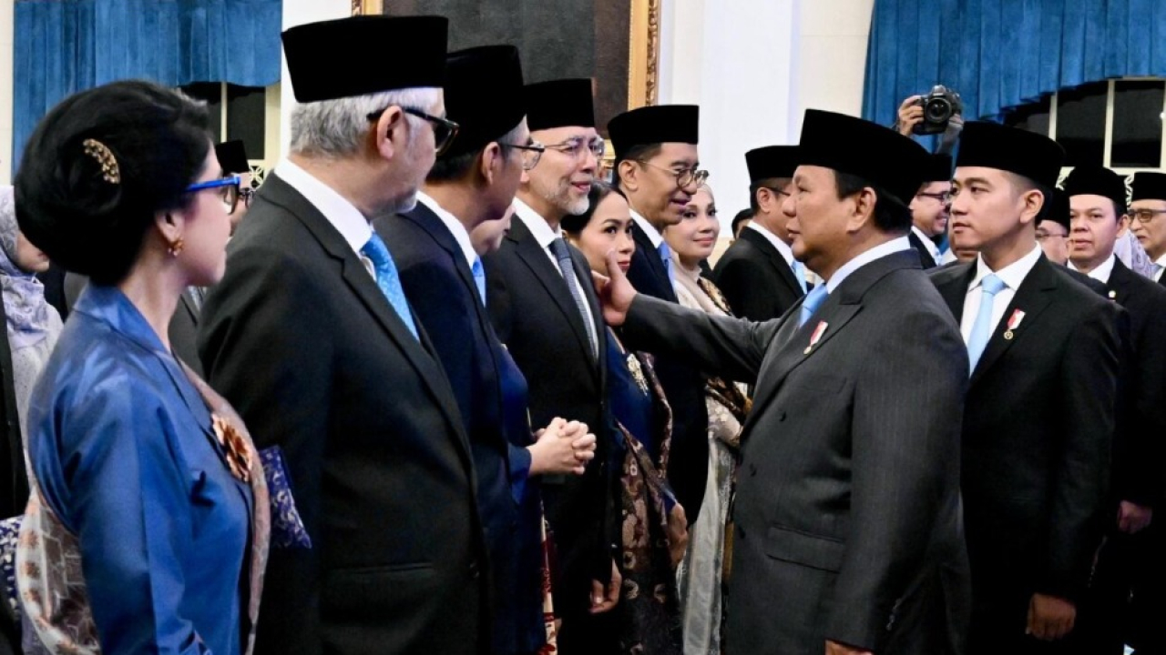 Presiden Prabowo Subianto memberikan ucapan selamat kepada 8 Duta Besar Luar Biasa dan Berkuasa Penuh (Dubes LBBP) Republik Indonesia (RI) untuk negara sahabat yang dilantik pada Senin, 25 Agustus 2025 di Istana Negara, Jakarta. Foto: BPMI Setpres/Cahyo