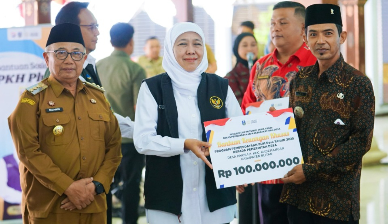 Khofifah Salurkan Bansos Rp5,7 Miliar untuk Warga Blitar, Ingatkan Jangan Dipakai Judi Online