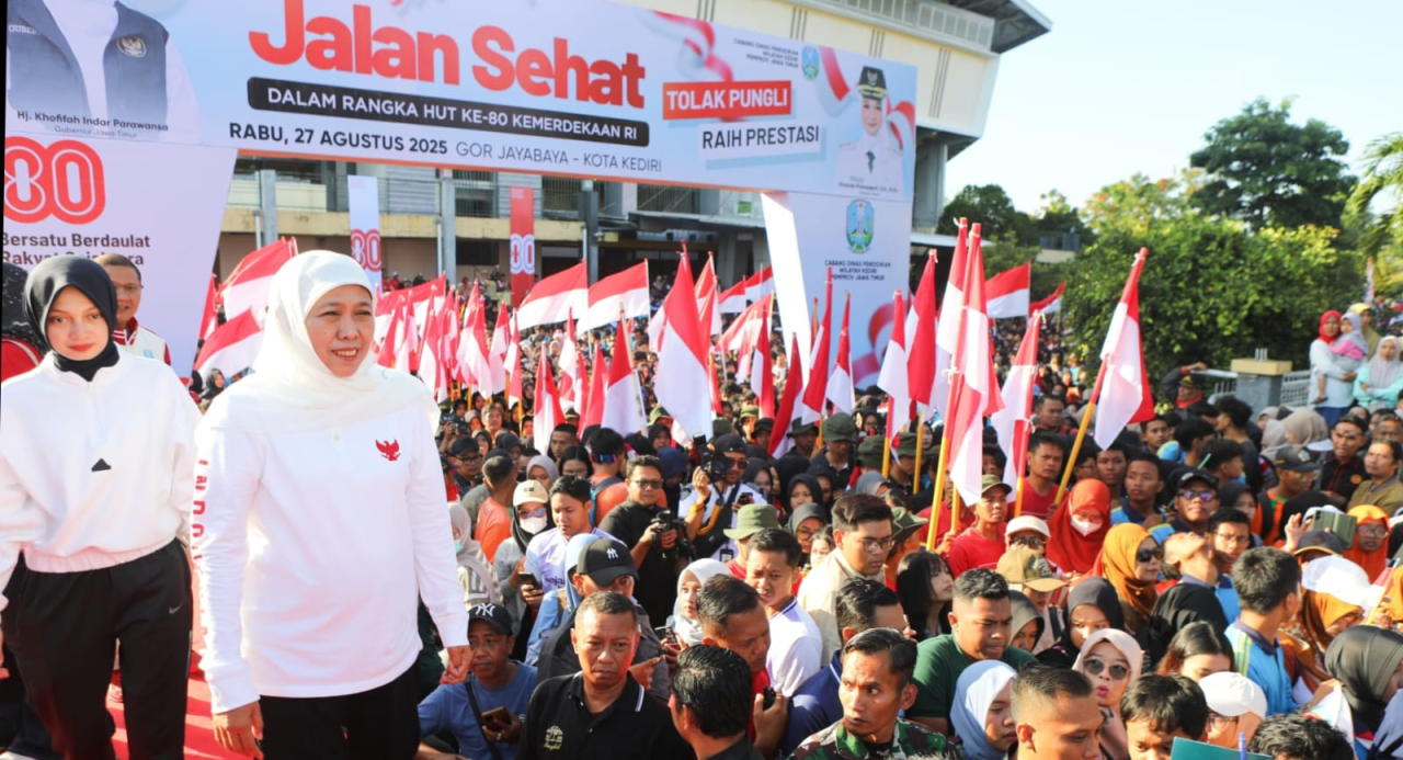 Khofifah Tegaskan Sekolah Negeri Jatim Bebas Pungli, Puluhan Ribu Guru dan Murid Jalan Sehat di Kediri