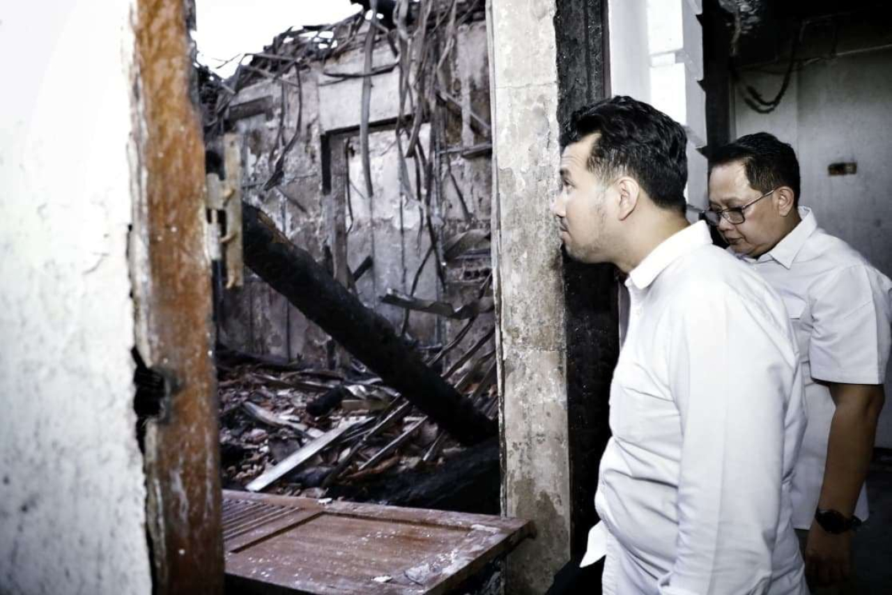 Wagub Emil saat meninjau ruang kerjanya yang terbakar