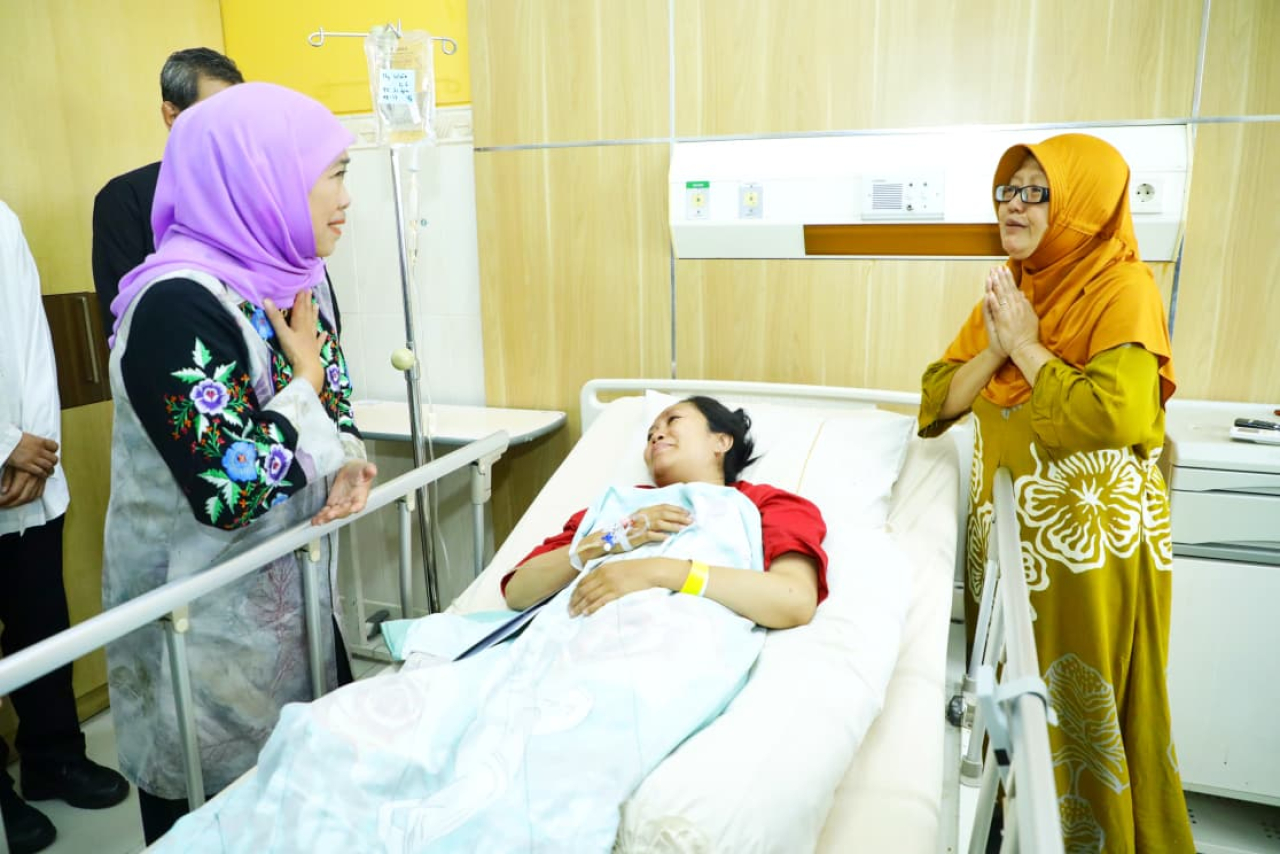 Gubernur Jawa Timur Khofifah Indar Parawansa turun langsung menjenguk para korban kecelakaan yang tengah dirawat di Rumah Sakit Bina Sehat Jember, Senin (15/9). Dalam kunjungannya, Khofifah memberikan santunan Rp5 juta kepada setiap korban luka y