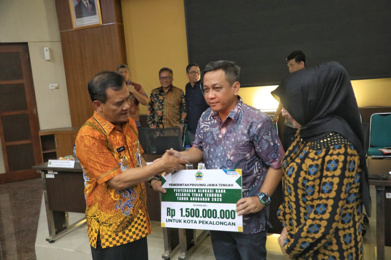 Penyerahan bantuan oleh Gubernur Jawa Tengah Ahmad Luthfi, kepada Wali Kota Pekalongan Achmad Afzan Arslan Djunaid, di kantor Bappeda Kota Pekalongan, Selasa (2/9/2025).