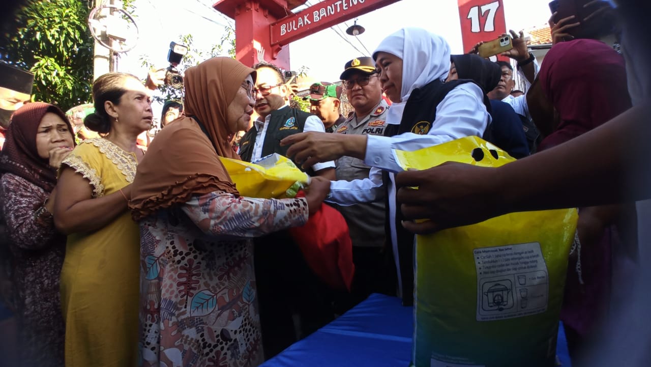 Pemerintah Provinsi Jawa Timur, kembali menggelar pasar murah dalam program Sapa Bansos di wilayah Bulak Banteng, Surabaya