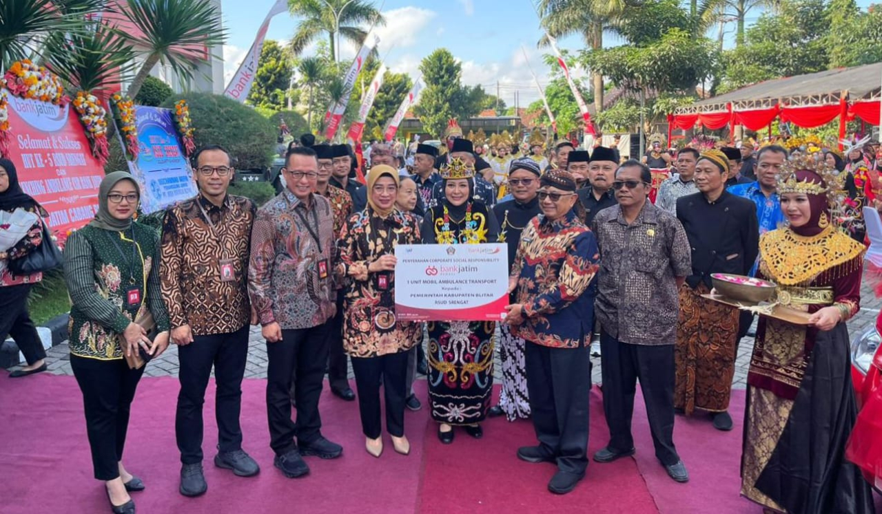 Bank Jatim secara resmi telah menyerahkan bantuan Corporate Social Responsibility (CSR) kepada RSUD Srengat berupa satu unit ambulan pada hari Jumat (12/9)