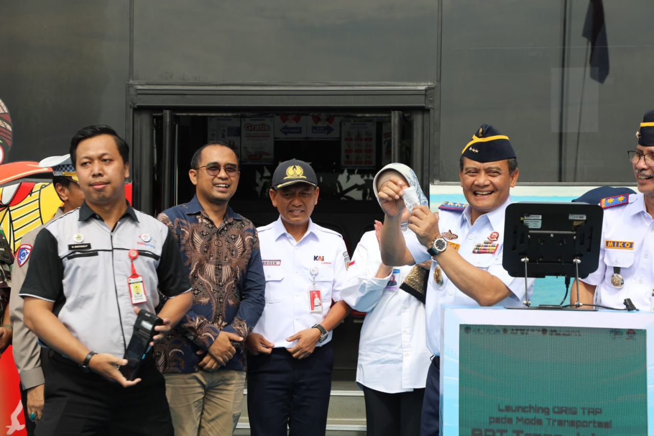 Moda transportasi Bus Rapid Transit (BRT) Trans Jateng memperluas opsi pembayaran nontunai dengan meluncurkan sistem berbasis QRIS TAP