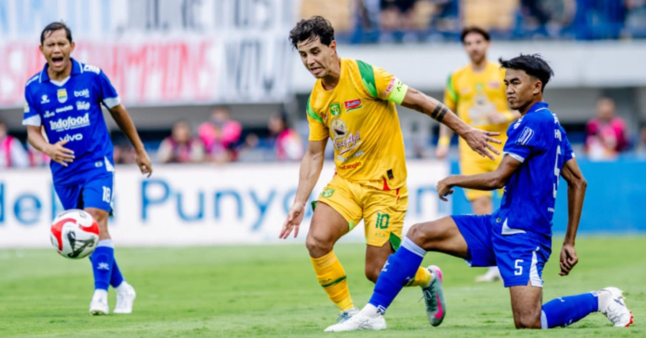 Bruno Moreira mencoba melepaskan penjagaan pemain Persib Bandung. (Persebaya)