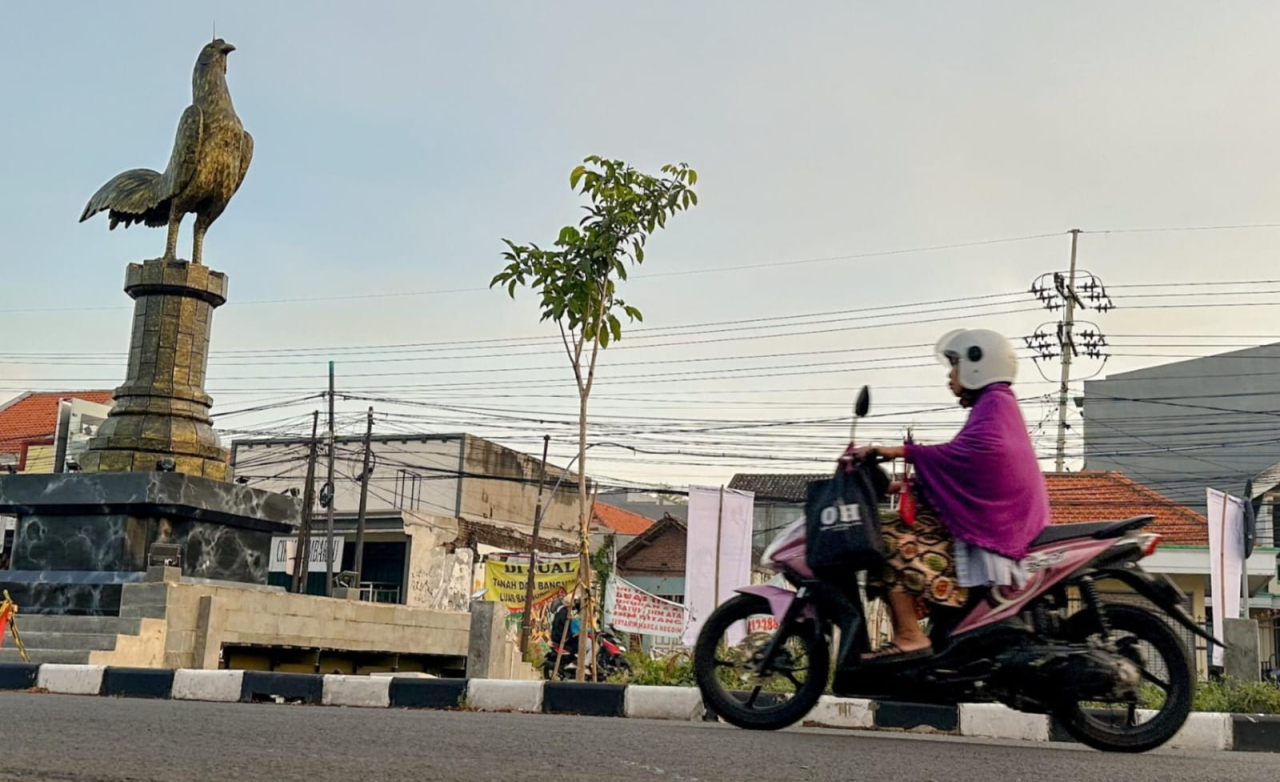 Sebuah monumen berbentuk Ayam Jago berdiri gagah di kawasan Lidah Wetan, Surabaya