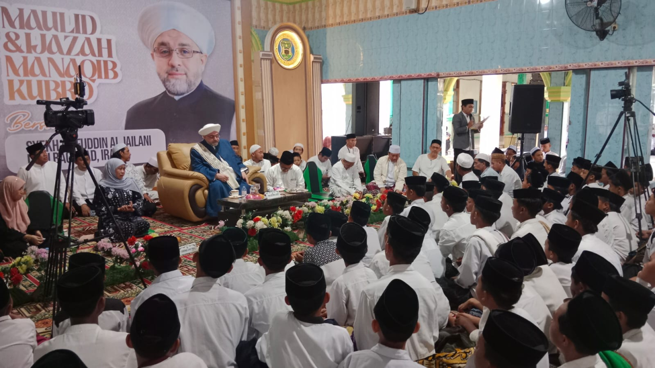 Gubernur Jawa Timur Khofifah Indar Parawansa menghadiri peringatan Maulid Nabi Muhammad SAW di Pondok Pesantren Nurul Qodim, Paiton, Kabupaten Probolinggo, Sabtu (20/9).