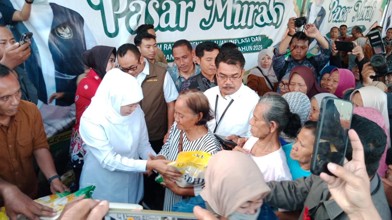 Gubernur Jawa Timur, Khofifah Indar Parawansa menunjukkan kepeduliannya dengan membagikan langsung beras lima kilogram kepada warga kurang mampu.