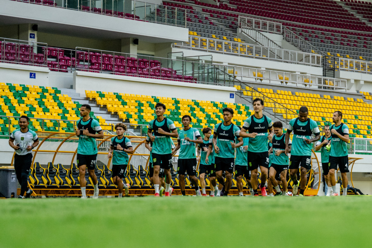 Bruno Moreira dkk saat menjalani sesi latihan di Banten International Stadium. (Persebaya)