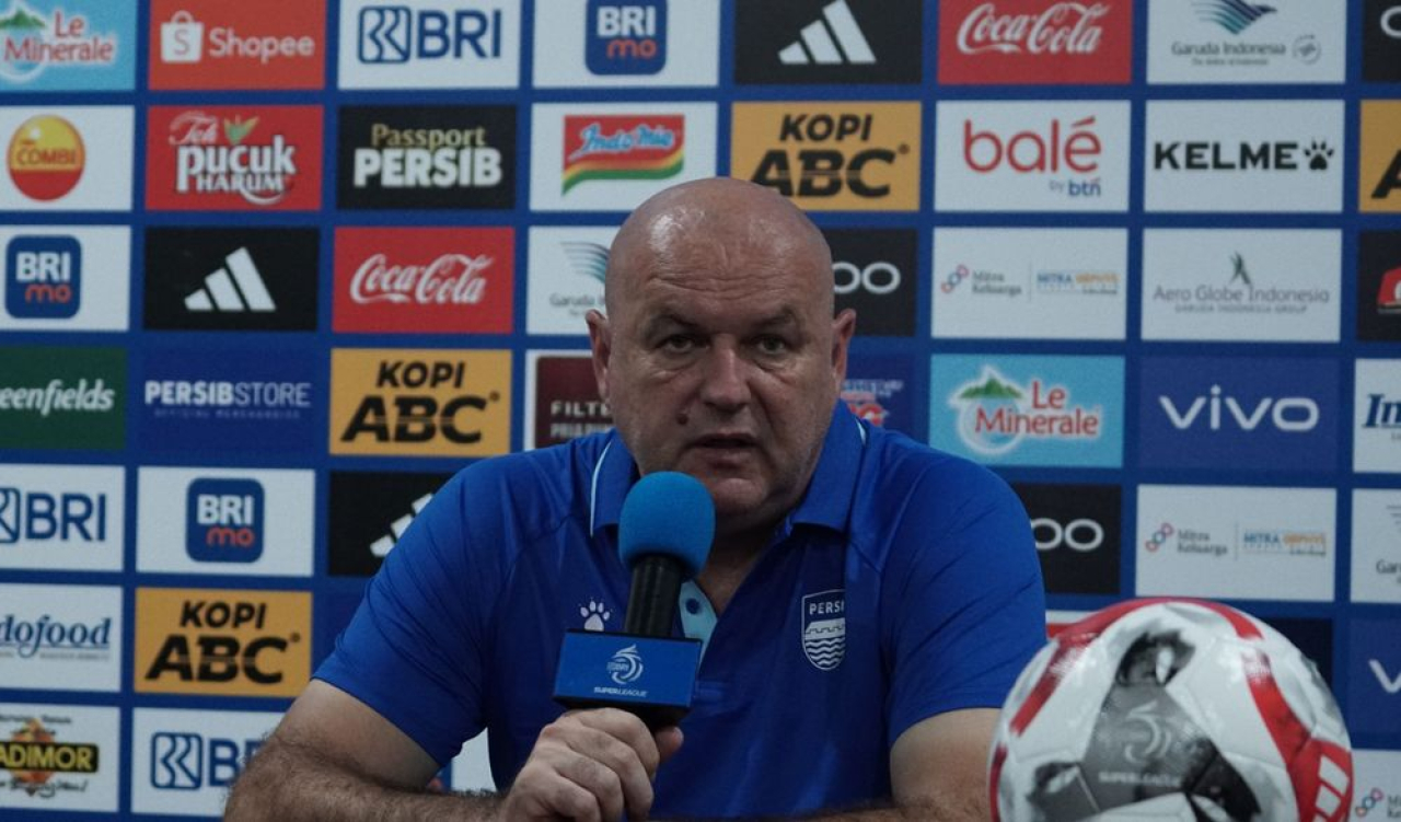Pelatih PERSIB, Bojan Hodak memberikan keterangan pers usai pertandingan melawan Persebaya Surabaya pada pekan kelima Super League 2025/26 di Stadion Gelora Bandung Lautan Spi, Jumat, 12 September 2025. (PERSIB.co.id)