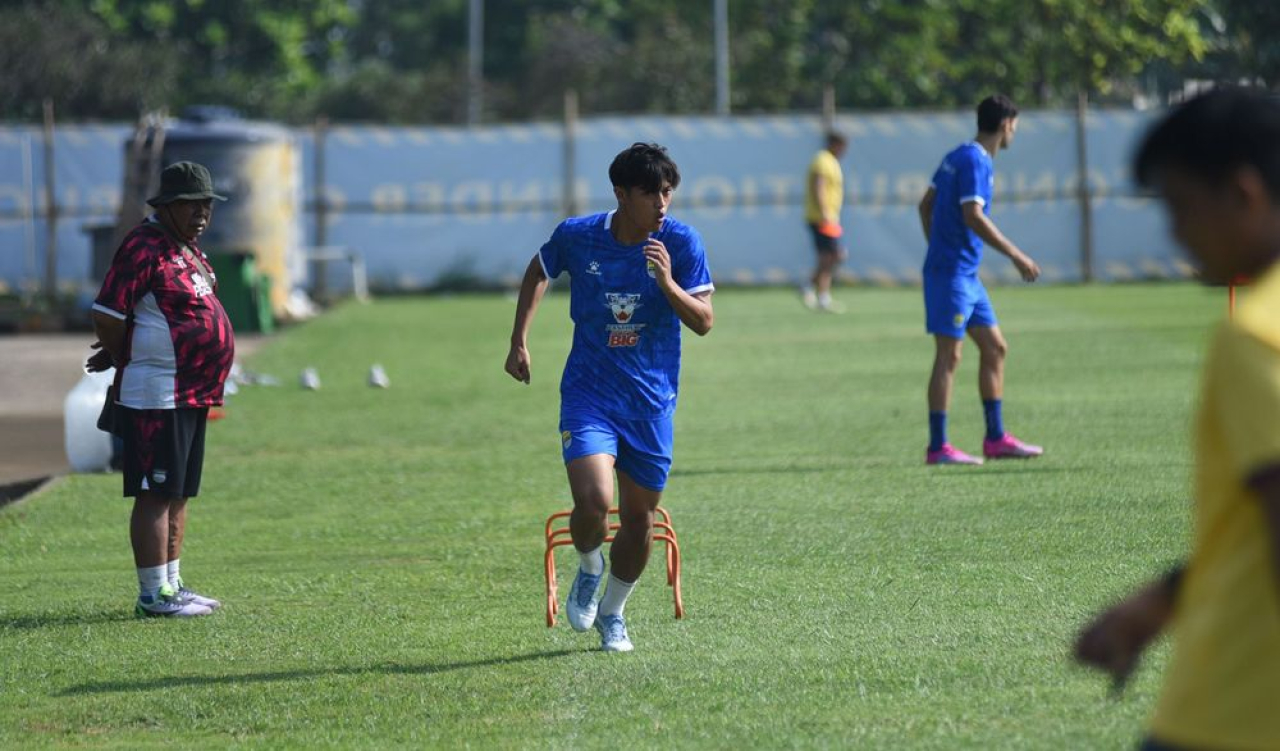 Bek PERSIB, Alfeandra Dewangga berlatih fisik di Lapangan Pendamping Stadion Gelora Bandung Lautan Api, Jumat, 5 September 2025. (PERSIB.co.id/Sutanto Nurhadi Permana)